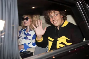 Новый цвет волос? Алла Пугачева появилась на красной дорожке с мужем Новый цвет волос? Алла Пугачева появилась на красной дорожке с мужем