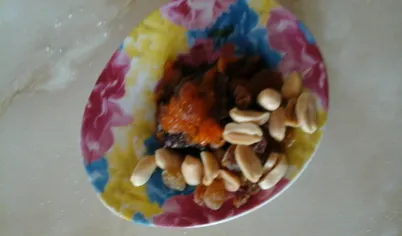 Если использовать начинку с сухофруктами, тогда нужно орехи, чернослив, изюм и курагу пропустить через мясорубку