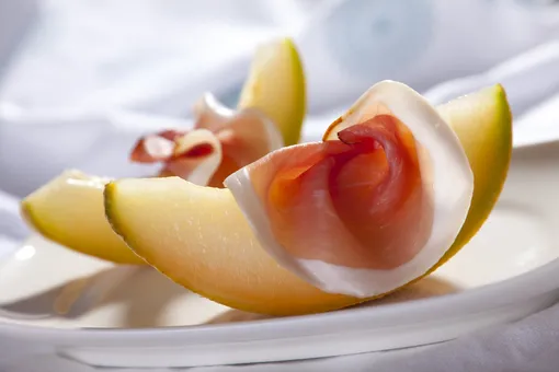 Дыня: польза и рецепты. Закуски, салаты, супы, мороженое и еще много вкусного Дыня: польза и рецепты. Закуски, салаты, супы, мороженое и еще много вкусного