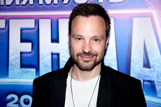 «Чёткая пара»: Алексей Чадов показал романтические фото с женой в день её рождения