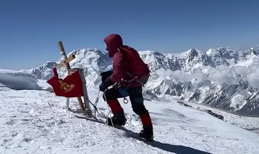 Наталья у места, где умер Сергей Наговицин