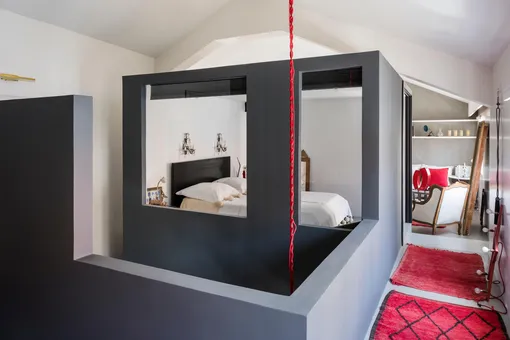 Нетипичный пример интерьера спальни для героя: переделанная старая церковь Нетипичный пример интерьера спальни для героя: переделанная старая церковь