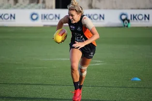 Девочка написала письмо кумиру, но не получила ответ. И тут в дверь позвонили Девочка написала письмо кумиру, но не получила ответ. И тут в дверь позвонили