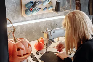 13 идей декора комнаты на Хэллоуин: подушка-привидение, мерзкие напитки и жуткий подсвечник 13 идей декора комнаты на Хэллоуин: подушка-привидение, мерзкие напитки и жуткий подсвечник