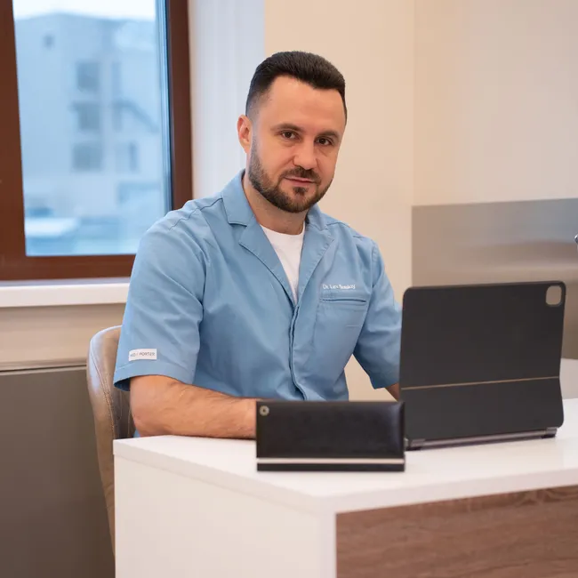 «В губах жир рассасывается быстрее, чем снег в апреле»: 10 неудобных вопросов пластическому хирургу