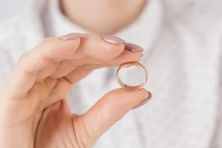 «Он вор и врун»: женщина расторгла помолвку после того, как ревнивый жених спрятал кольцо её покойного мужа