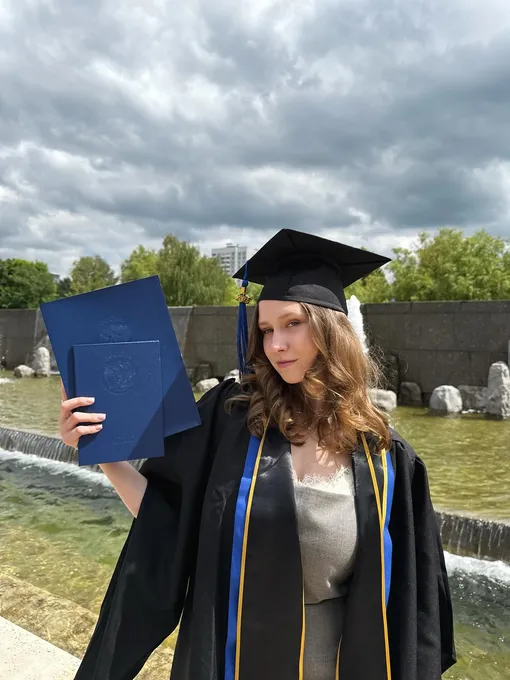 Ксения Иратова с дипломом РУДН в июне 2025 года Ксения Иратова с дипломом РУДН в июне 2025 года