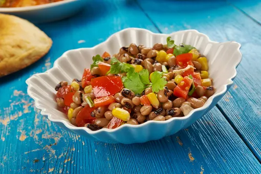 Тёплый салат из фасоли, чечевицы и запечённых овощей Тёплый салат из фасоли, чечевицы и запечённых овощей