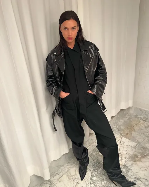 Ирина Шейк сочетает комбинезон и косуху