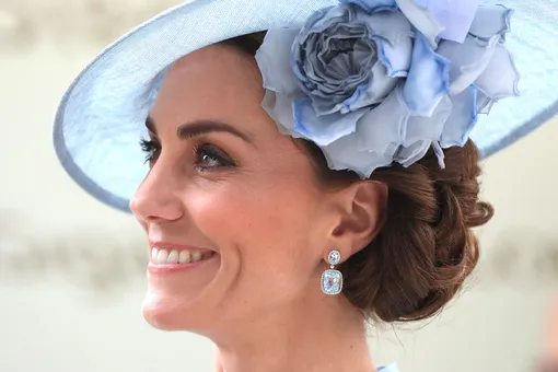 Какой оригинальный головной убор может надеть Кейт Миддлтон на коронацию? И как он связан с матерью принцессы Какой оригинальный головной убор может надеть Кейт Миддлтон на коронацию? И как он связан с матерью принцессы