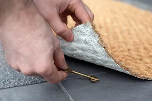 Парень оставляет ключ под ковриком — чтобы воры могли начать новую жизнь