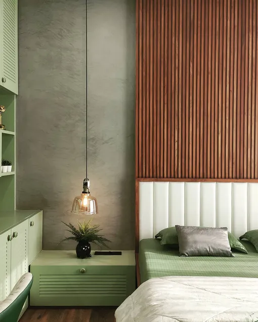 Подвесной светильник над прикроватной тумбой