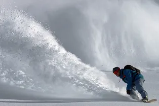 Сноубордист провалился под снег с головой. Его спасла одна маленькая деталь Сноубордист провалился под снег с головой. Его спасла одна маленькая деталь