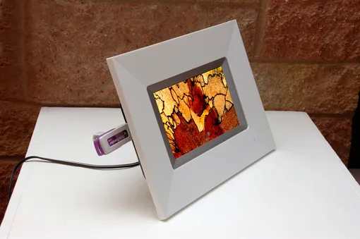 на тумбе стоит электронная рамка с флешкой на тумбе стоит электронная рамка с флешкой