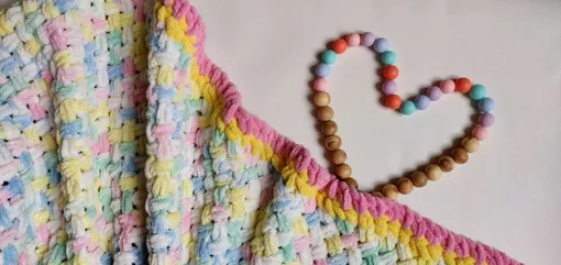 Вязаный плед из мягкой пряжи Вязаный плед из мягкой пряжи