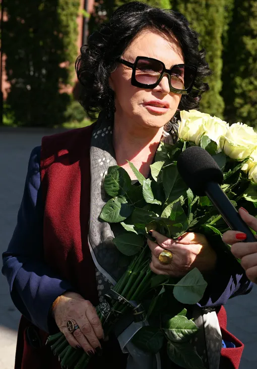 Бабкина на похоронах Юдашкина