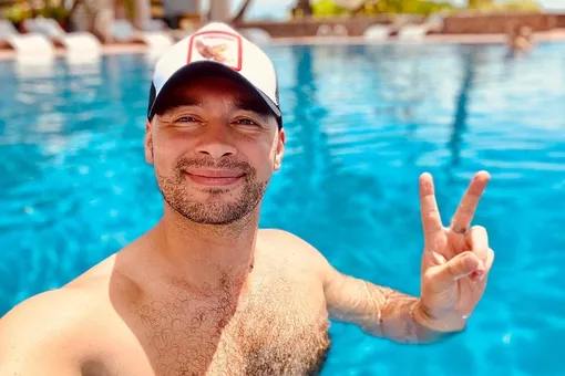 «Глаза как небо»: Андрей Черкасов выложил трогательное фото с женой и сыном