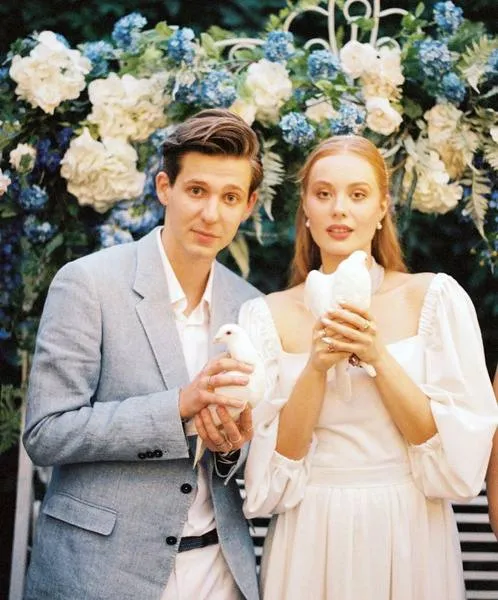 Жених и невеста держат в руках голубей Жених и невеста держат в руках голубей