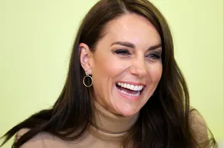 Такой вы её не видели: Кейт Миддлтон отметила Всемирный день пчёл в защитном костюме