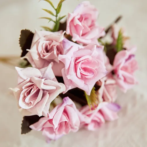 Искусственные цветы с пылью на лепестках Искусственные цветы с пылью на лепестках