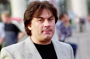 Дочь больного коронавирусом Александра Серова: «Он проходит интенсивное лечение»