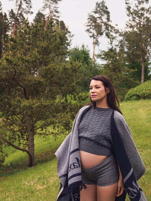 Джемпер, MAX MARA; пончо, MAX MARA; шорты — собственность стилиста Джемпер, MAX MARA; пончо, MAX MARA; шорты — собственность стилиста