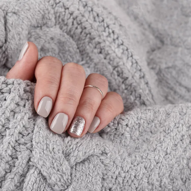 Эти два цвета отпугнут финансы! Антиденежный маникюр на ноябрь 2025 года