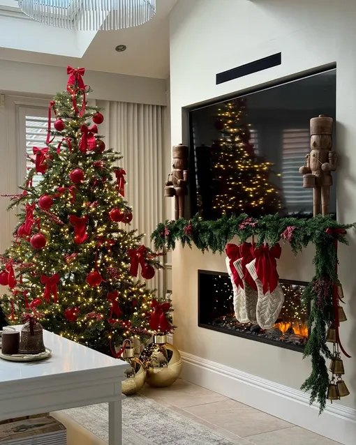 Елка с красными игрушками и хвойная гирлянда сделаная своими руками станут отличными украшениями для дома и гостиной для встречи Нового 2026 года. Красный не только традиционнный для Нового года и Рождества, но и любимый цвет Огненной лошади, если украсить интерьер в этом оттенке, то это сулит деньги и удачу в Новом году. Елка с красными игрушками и хвойная гирлянда сделаная своими руками станут отличными украшениями для дома и гостиной для встречи Нового 2026 года. Красный не только традиционнный для Нового года и Рождества, но и любимый цвет Огненной лошади, если украсить интерьер в этом оттенке, то это сулит деньги и удачу в Новом году.