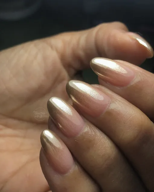 Деликатный золотой хром маникюр Деликатный золотой хром маникюр