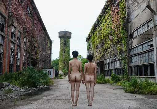Женщина, нагота, заброшенное здание Женщина, нагота, заброшенное здание
