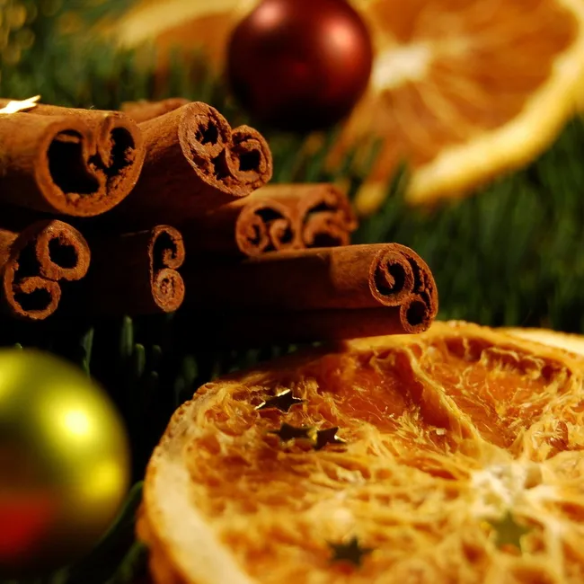 Новогодние запахи, от которых плачут взрослые: как сделать дом теплее с помощью корицы и апельсинов