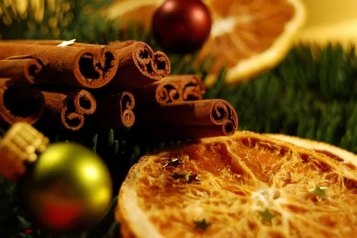 Новогодние запахи, от которых плачут взрослые: как сделать дом теплее с помощью корицы и апельсинов Новогодние запахи, от которых плачут взрослые: как сделать дом теплее с помощью корицы и апельсинов