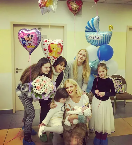 Мария Порошина с дочерьми и матерью при выписке из роддома. Январь 2019 Мария Порошина с дочерьми и матерью