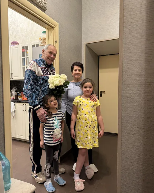 Эммануил Виторган с женой Ириной, дочерьми Этель и Кларой