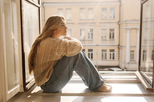 Девушка на окне