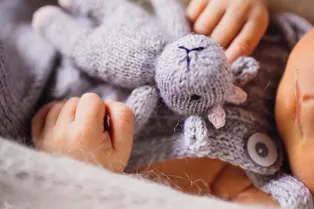 «Навсегда прикована к постели»: мужчина жестоко избил свою 10-недельную дочь