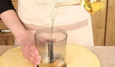 Влейте тонкой струйкой оливковое масло, продолжая взбивать, в конце посолите и поперчите соус.