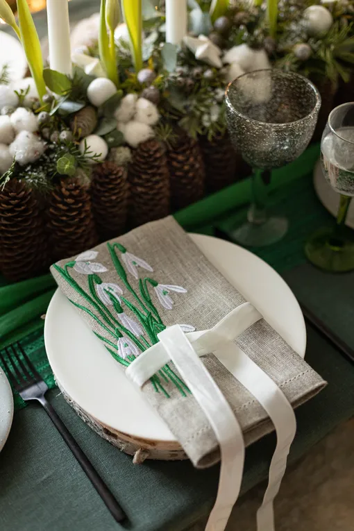 Льняные салфетки с подснежниками бренд столового текстиля MOMO FOR HOME, льняная скатерть студия текстиля Неженки рождественская сервировка