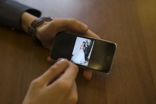 Леша показывает фотографии со своей свадьбы