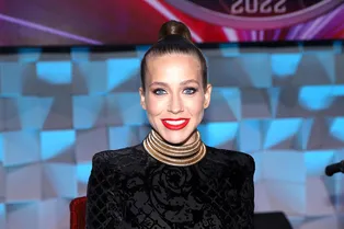 Брючный костюм с гигантской розой: Юлия Барановская вышла в свет