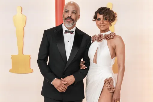 «Одна из самых сексуальных женщин планеты»: бойфренд 57-летней Хэлли Берри выложил фото звезды без белья