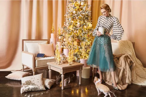 На Кире: блуза, «Ли-Лу»; юбка, Elisabetta Franchi; шуба, Sandro; туфли, Mango; клатч, Coccinelle; серьги, браслет и кольца – все Tous На Кире: блуза, «Ли-Лу»; юбка, Elisabetta Franchi; шуба, Sandro; туфли, Mango; клатч, Coccinelle; серьги, браслет и кольца – все Tous