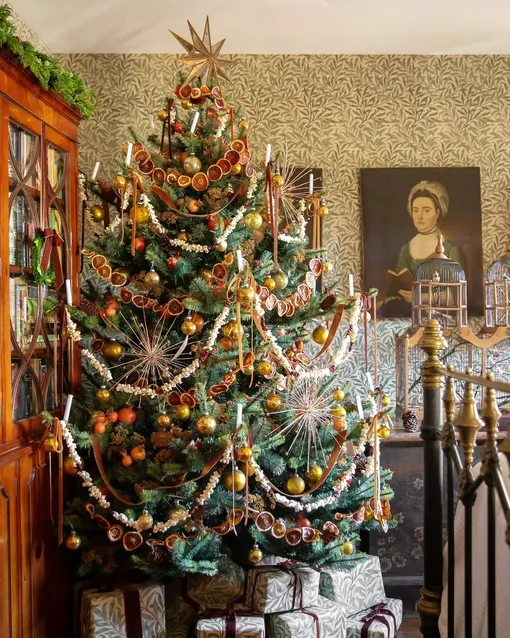 Стильно украсить елку на новый год можно с помощью помандеров.