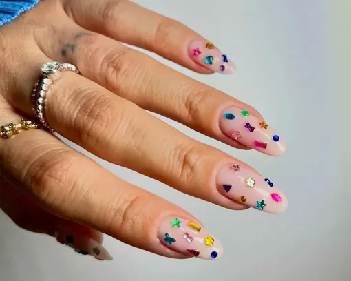 Денежный маникюр в мае 2026