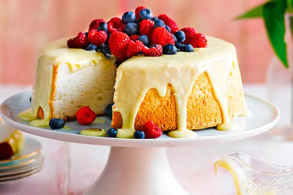 Простой бисквитный кекс с ягодами и белым шоколадом