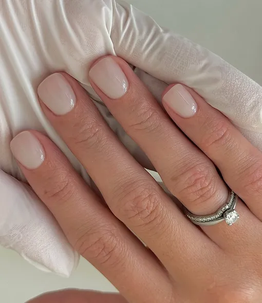 Молочный оттенок астрологи назвали любовным цветом декабря 2025 года, он поможет познакомиться с мужчиной и гармонизировать отношения.