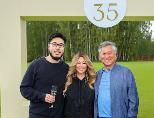 Анита Цой с мужем Сергеем и сыном Сергеем