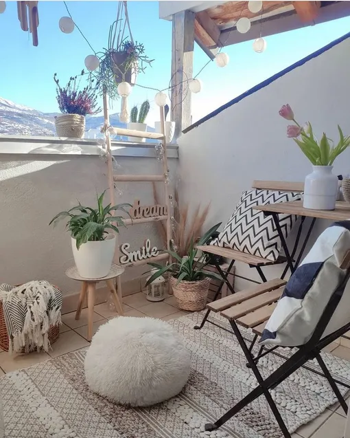 Подушки и пуфы — необязательный предмет интерьера, но они помогают создать уют даже там, где места хватает всего для пары стульев