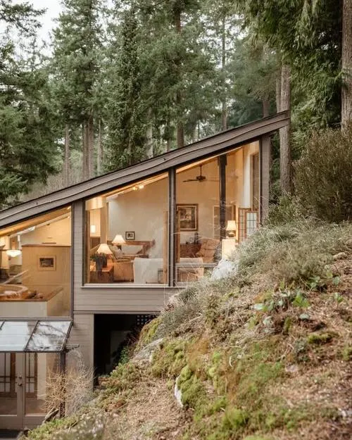 Панорамное остекление стирает границу между домом и участком, делая пространство визуально больше и светлее