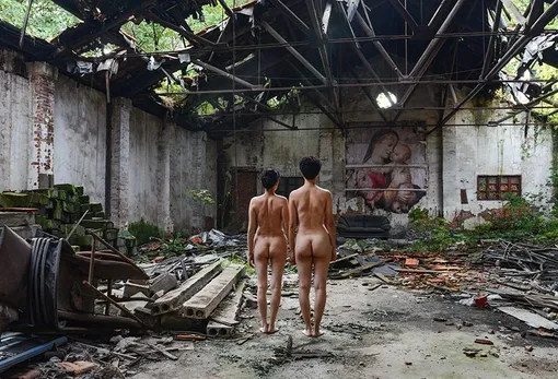 Женщина, нагота, заброшенное здание Женщина, нагота, заброшенное здание